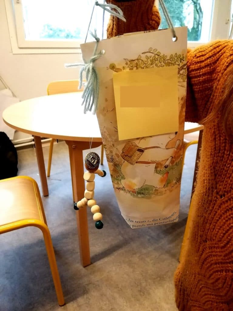 Animation prévention réemploi sacs en papier bonhomme en perle centre de loisirs Jean Zay recyclerie au bonheur des bennes Saint-Nazaire 44