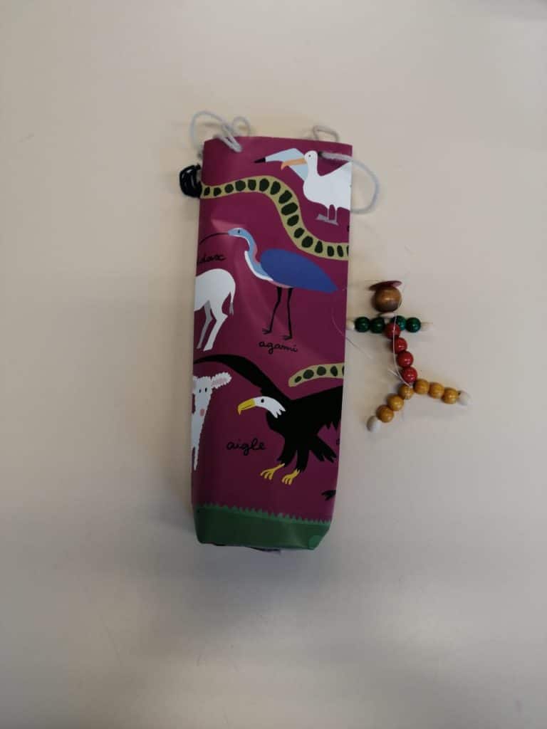 Atelier sac en papier bonhomme en perle enfant réemploi recyclerie au bonheur des bennes 44 saint-Nazaire