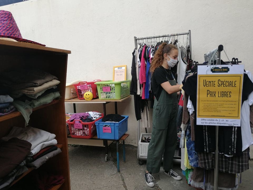 prix libre réemploi vêtement homme femme enfant recyclerie au bonheur des bennes 44 saint nazaire