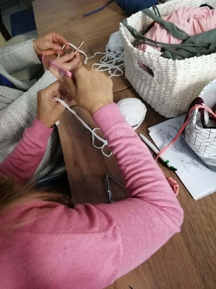 Atelier crochet reemploi tee-shirt recyclerie au bonheur des bennes saint nazaire 44