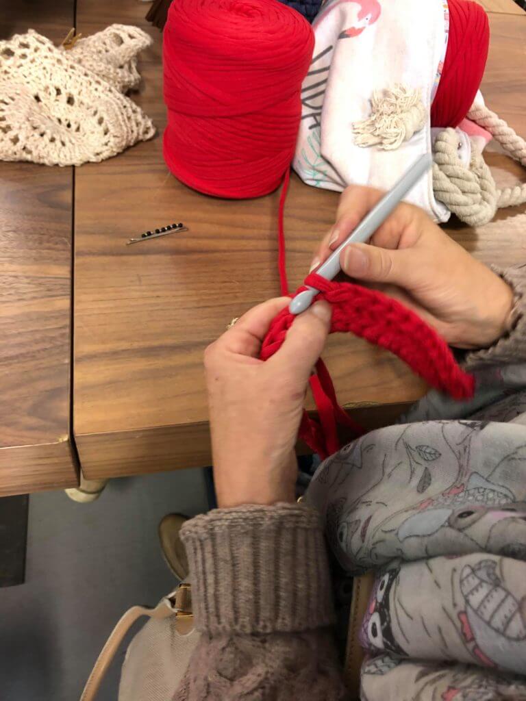 Atelier crochet reemploi tee-shirt recyclerie au bonheur des bennes saint nazaire 44