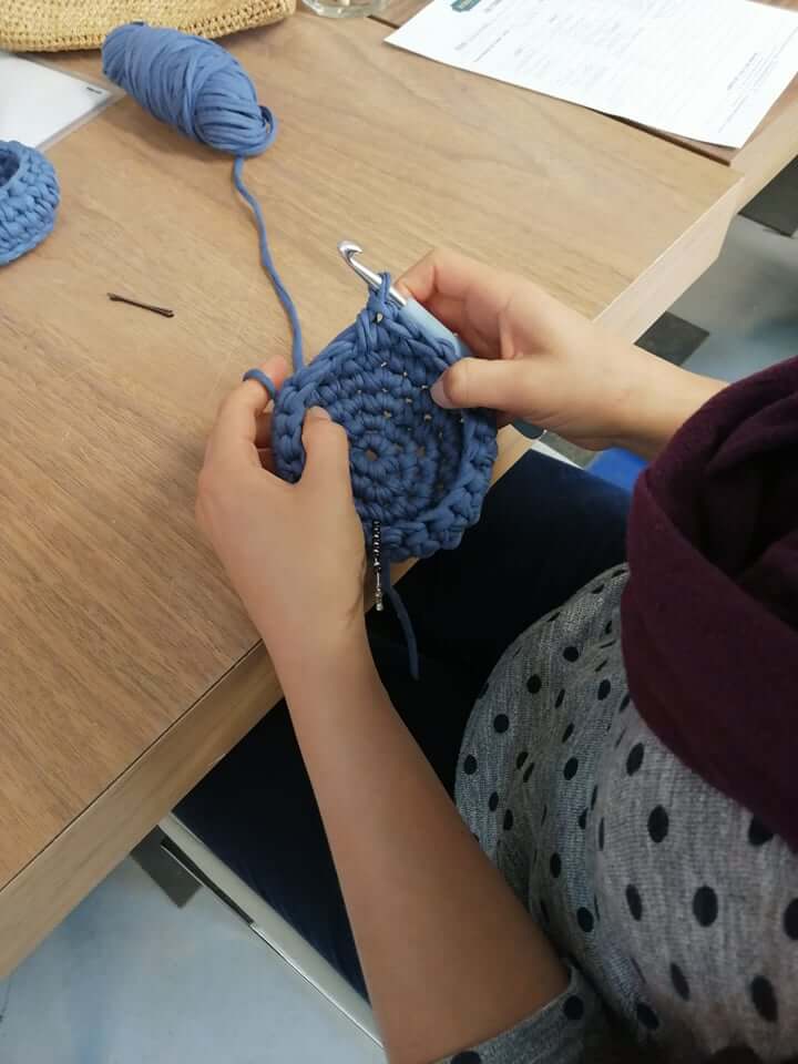 Atelier crochet reemploi tee-shirt recyclerie au bonheur des bennes saint nazaire 44