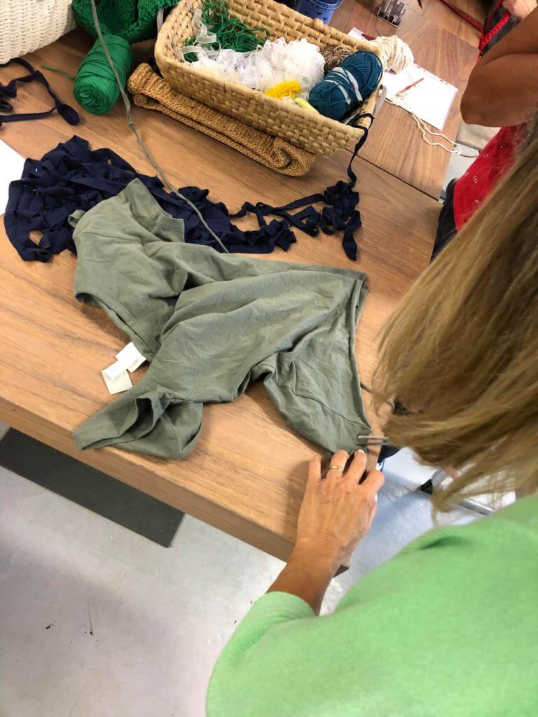 Atelier crochet reemploi tee-shirt recyclerie au bonheur des bennes saint nazaire 44