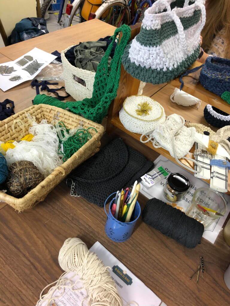 Atelier crochet reemploi tee-shirt recyclerie au bonheur des bennes saint nazaire 44