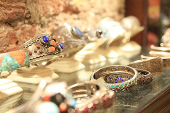 Silver earrings on the Golden Horn: The Syrians of Eminönü | Babelmed