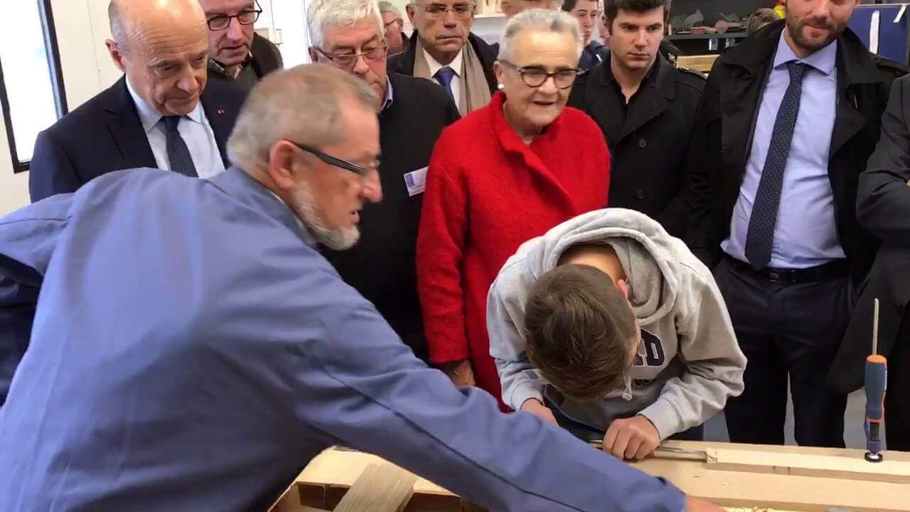 Près de Vitré. Alain Juppé découvre L’Outil en main à Châteaubourg