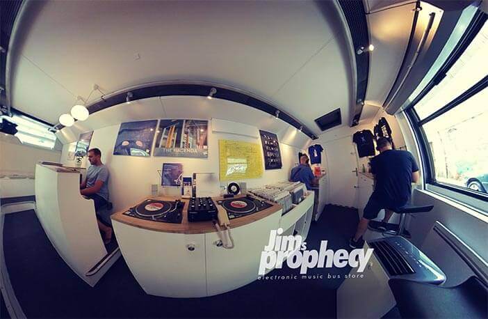 UN BUS TRANSFORMÉ EN DISQUAIRE  | Star Wax Magazine