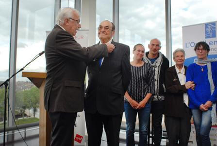 Alain Vacavant reçoit l'insigne de l'ordre national du mérite des mains de Pierre Méhaignerie. | L'Outil en Main France