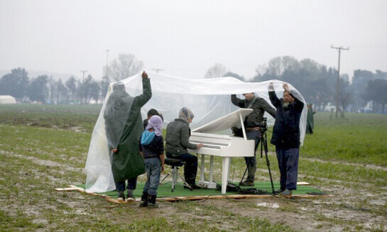 سورية تعزف البيانو على الحدود اليونانية - المقدونية | Babelmed