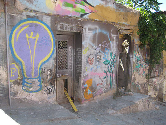 Vivre sans électricité, une réalité quotidienne en Grèce [reportage de Docu Praxi] | Babelmed