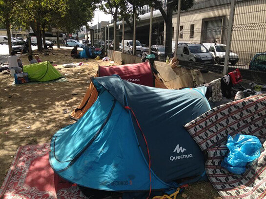 A la porte de Saint-Ouen, des familles syriennes désespèrent de voir le bout de l'errance | Babelmed