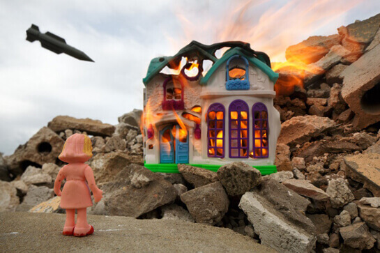 War-Toys : un projet photographique pour dépasser les traumatismes de guerre | Babelmed