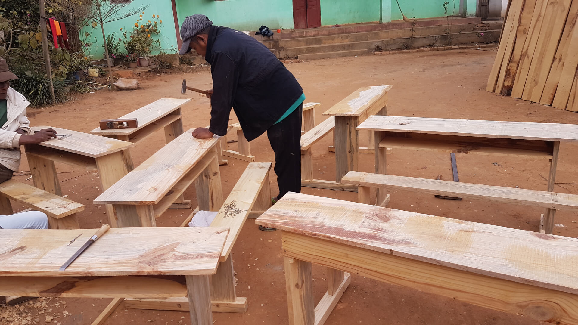 TABLES POUR LA MAISON DE JEUNES | Le Lémurien - Maison de Madagascar