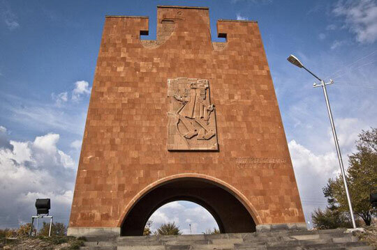 The portrait and the hawk | Babelmed