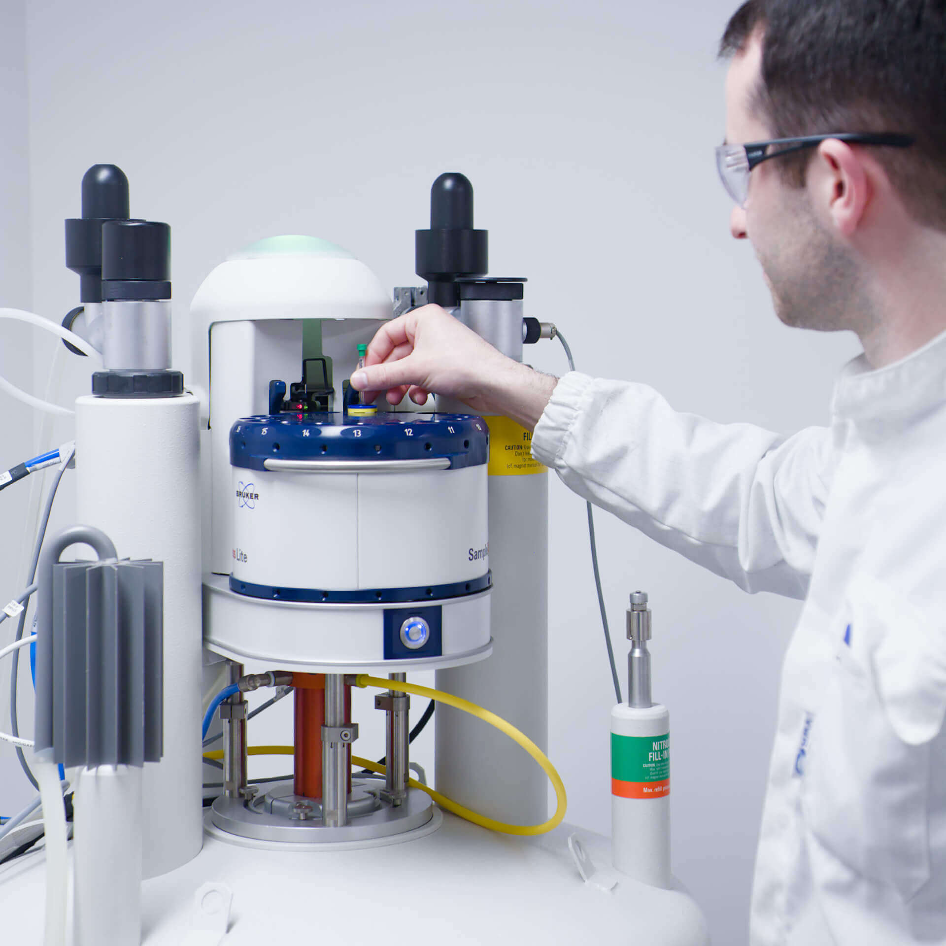 Spectromètre Bruker AVANCE 400 MHz NMR avec passeur d’échantillons | IICIMED