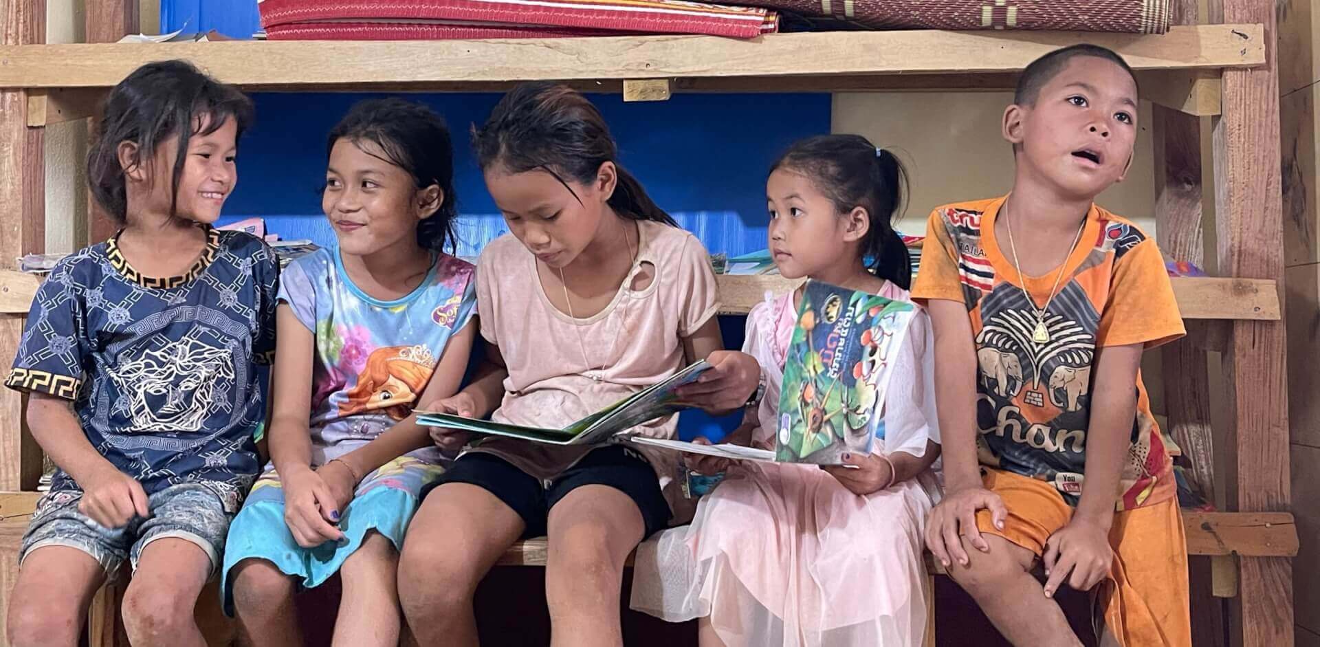 Laos - Inauguration de notre première bibliothèque | Sourires d'Enfants