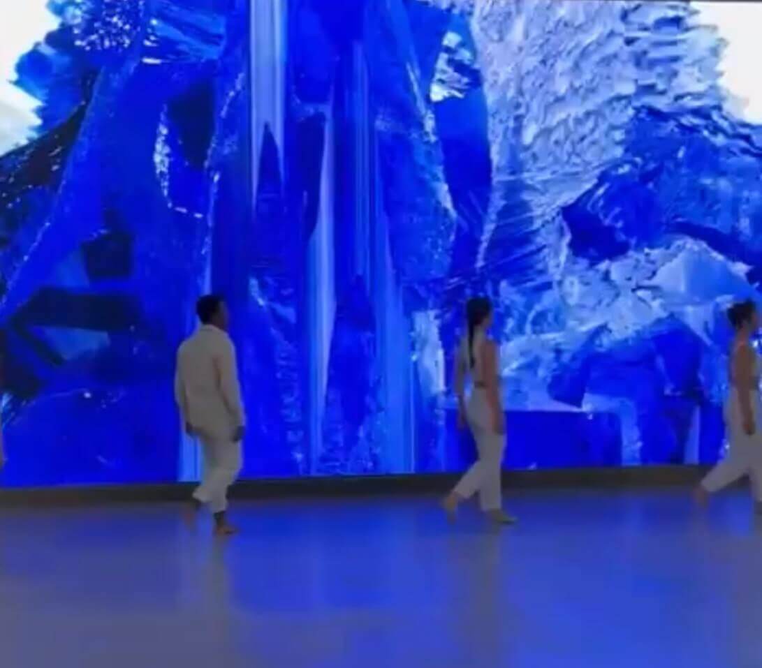 Orianne Vilmer présente une étape du travail de 'M51' au Hangar Y, le 21 janvier. | Haplotès