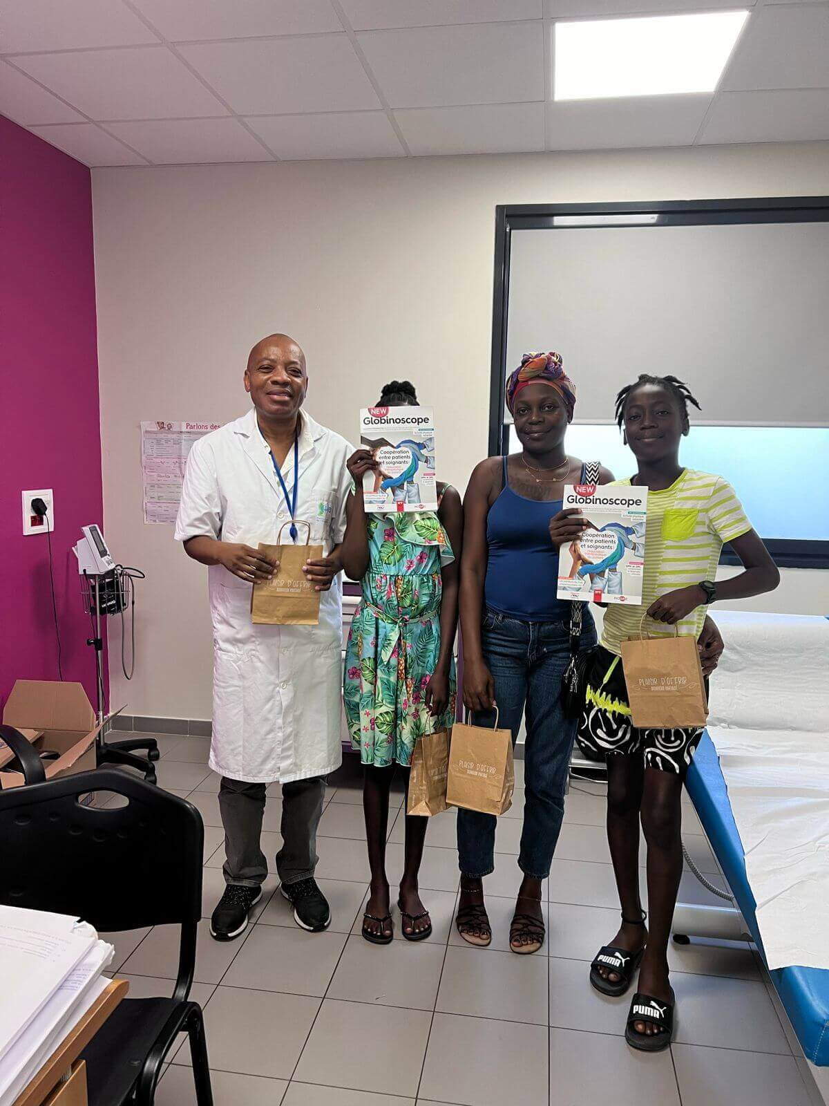 Distribution des répulsifs contre les moustiques aux patients du Centre Hospitalier de l'Ouest par le Professeur ELENGA | DrepaGuyane