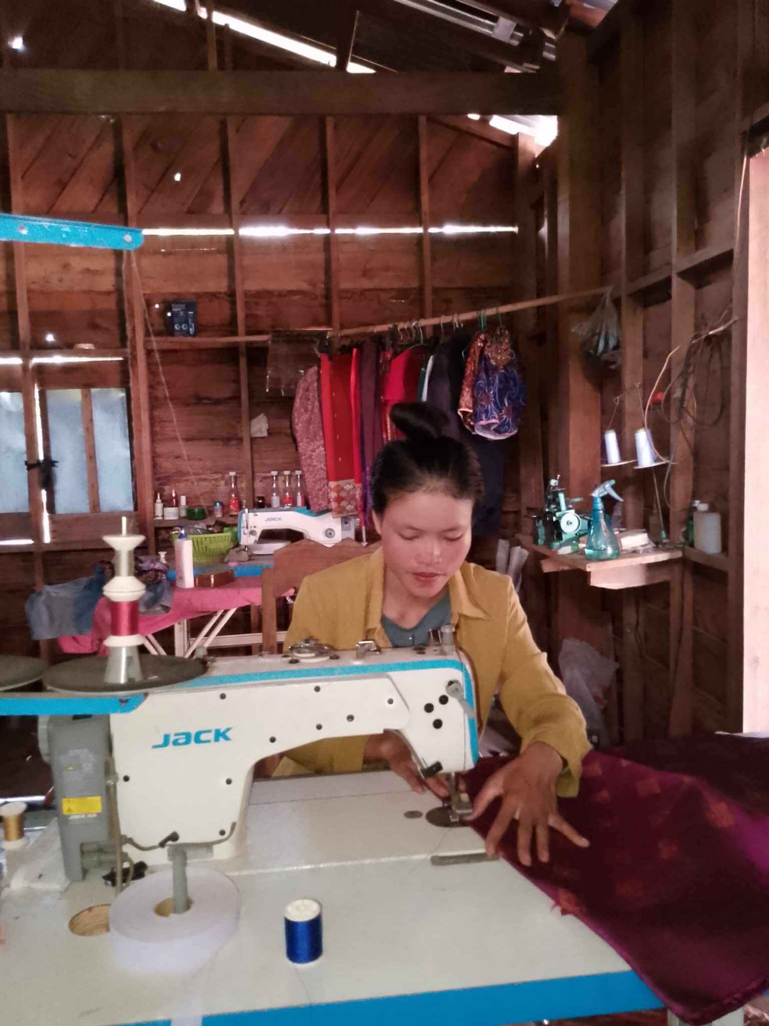Laos - Des nouvelles de nos jeunes couturières | Sourires d'Enfants