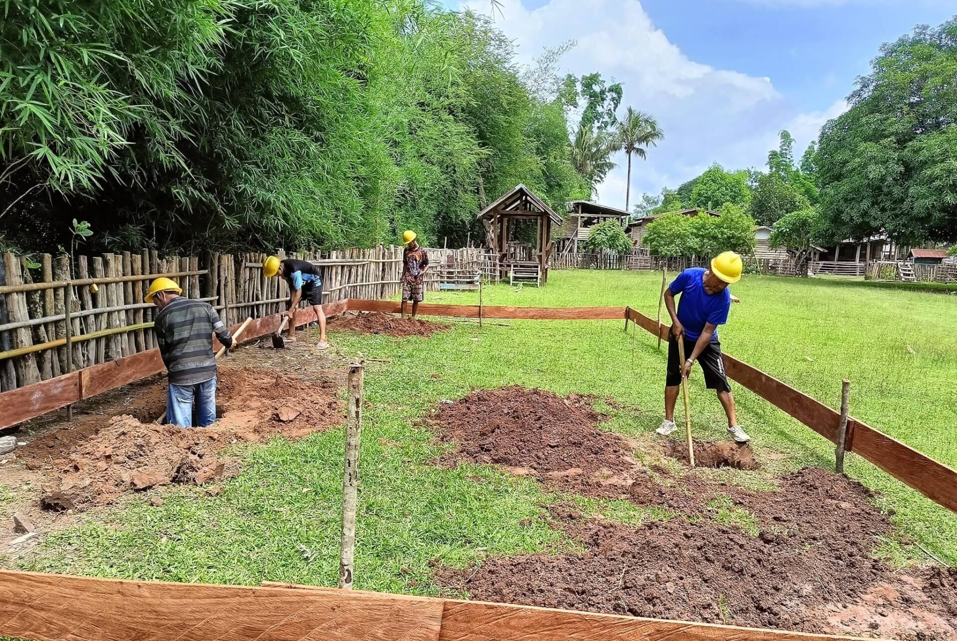 Laos- Les travaux d'été pour préparer la rentrée scolaire ! | Sourires d'Enfants