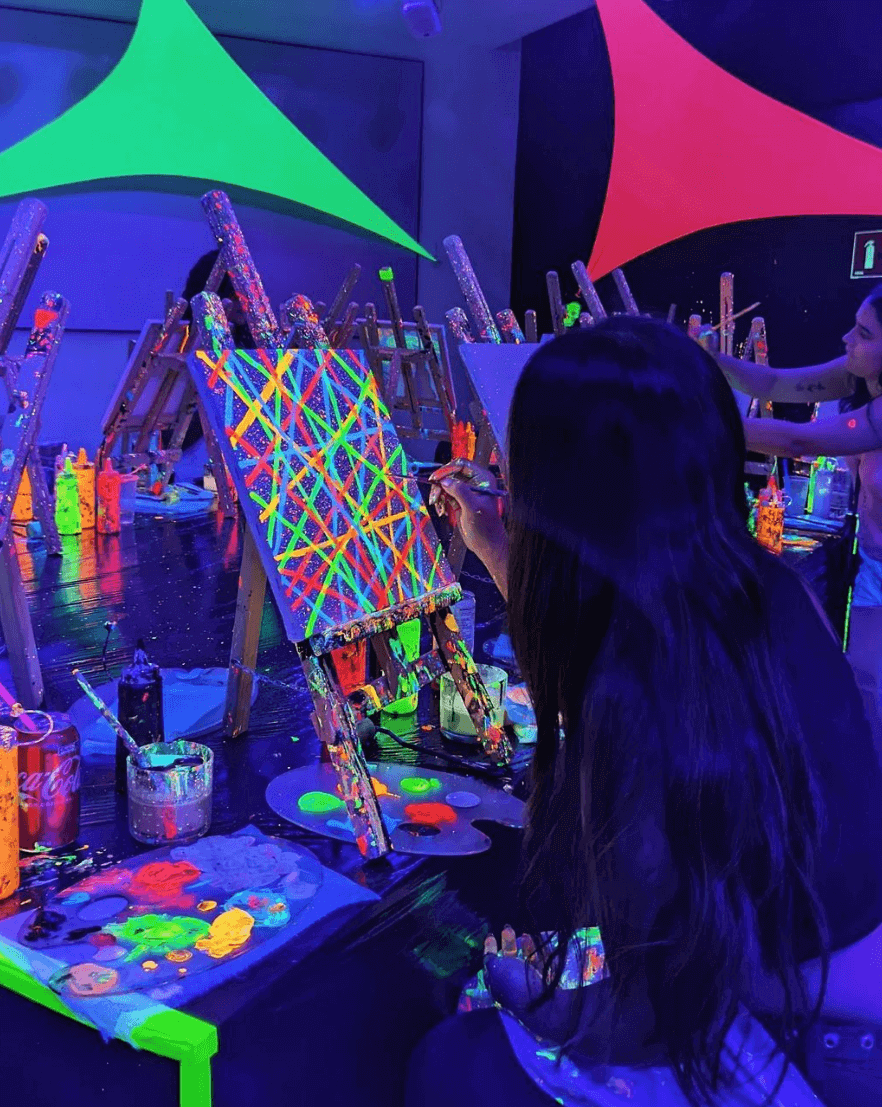COMPLET - Neon Brush : Atelier peinture et apéro dans le noir | Funnyrockers