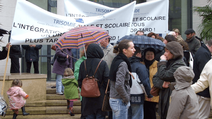 groupe d'adulte qui manifestent pour l'intégration scolaire | Trisomie 21 Nouvelle Aquitaine
