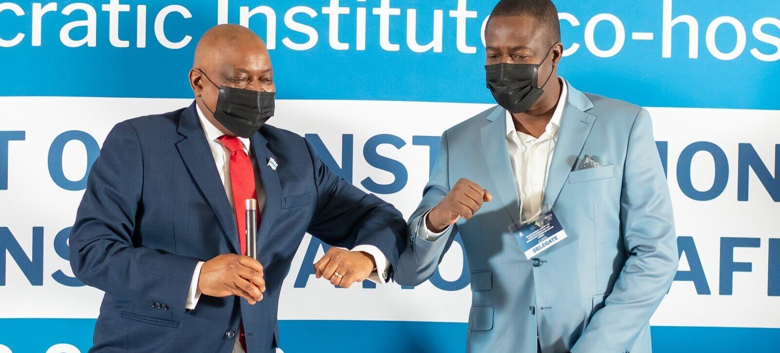 Le président Masisi du Botswana accepte le bâton de limitation des mandats | Tournons la Page