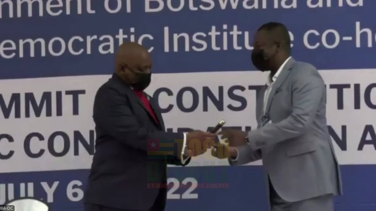 Le président MASISI reçoit le bâton de la limitation des mandats des mains de David DOSSEH