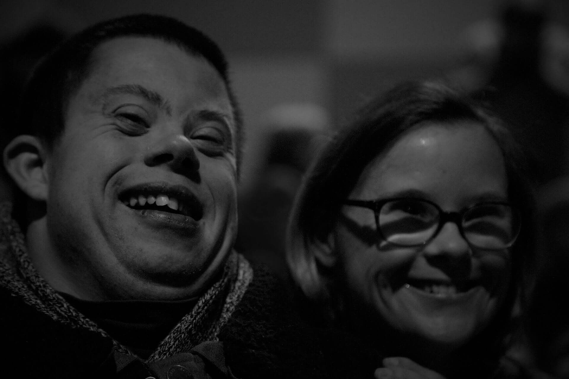 photo en NB présentant la Participation de bénéficiaires de Trisomie 21 Nouvelle Aquitaine à un colloque | Trisomie 21 Nouvelle Aquitaine