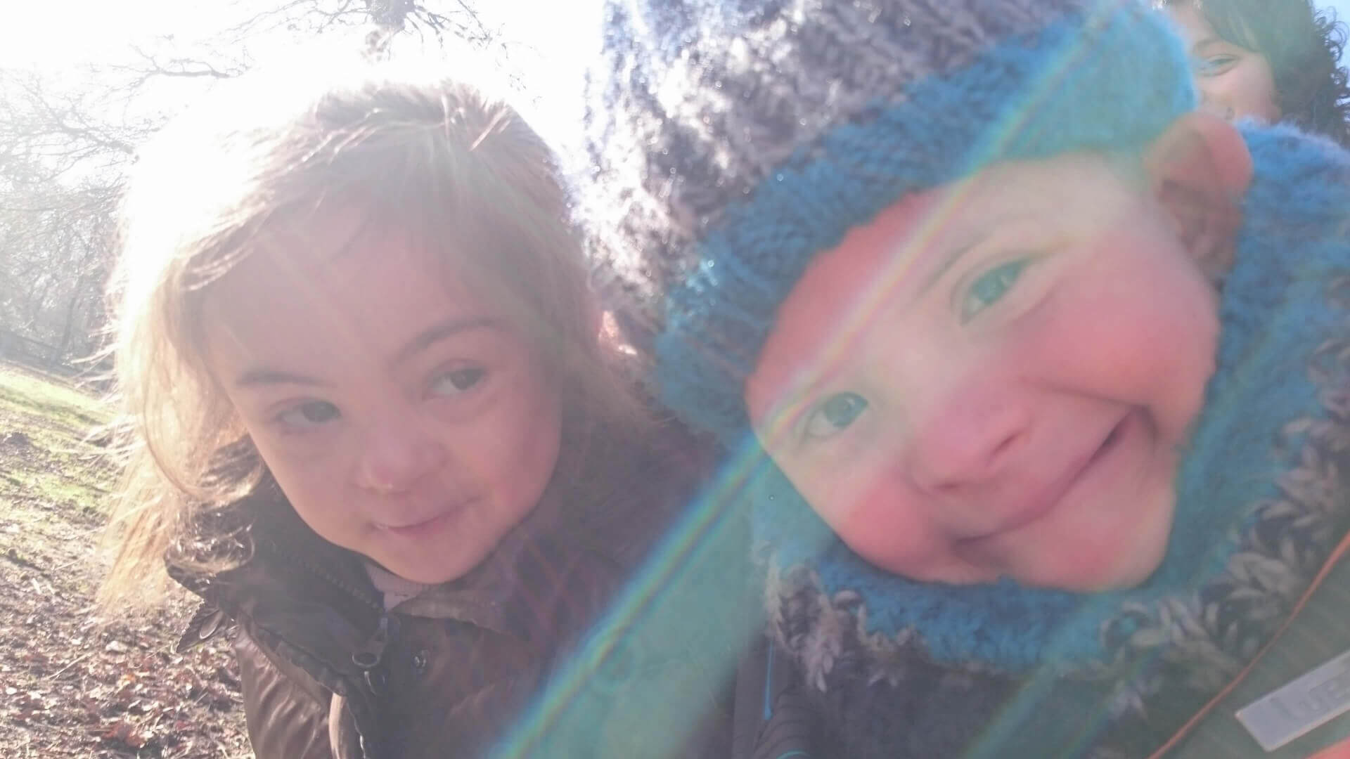 2 enfants avec trisomie 21 sourient dans un rayon de soleil | Trisomie 21 Nouvelle Aquitaine