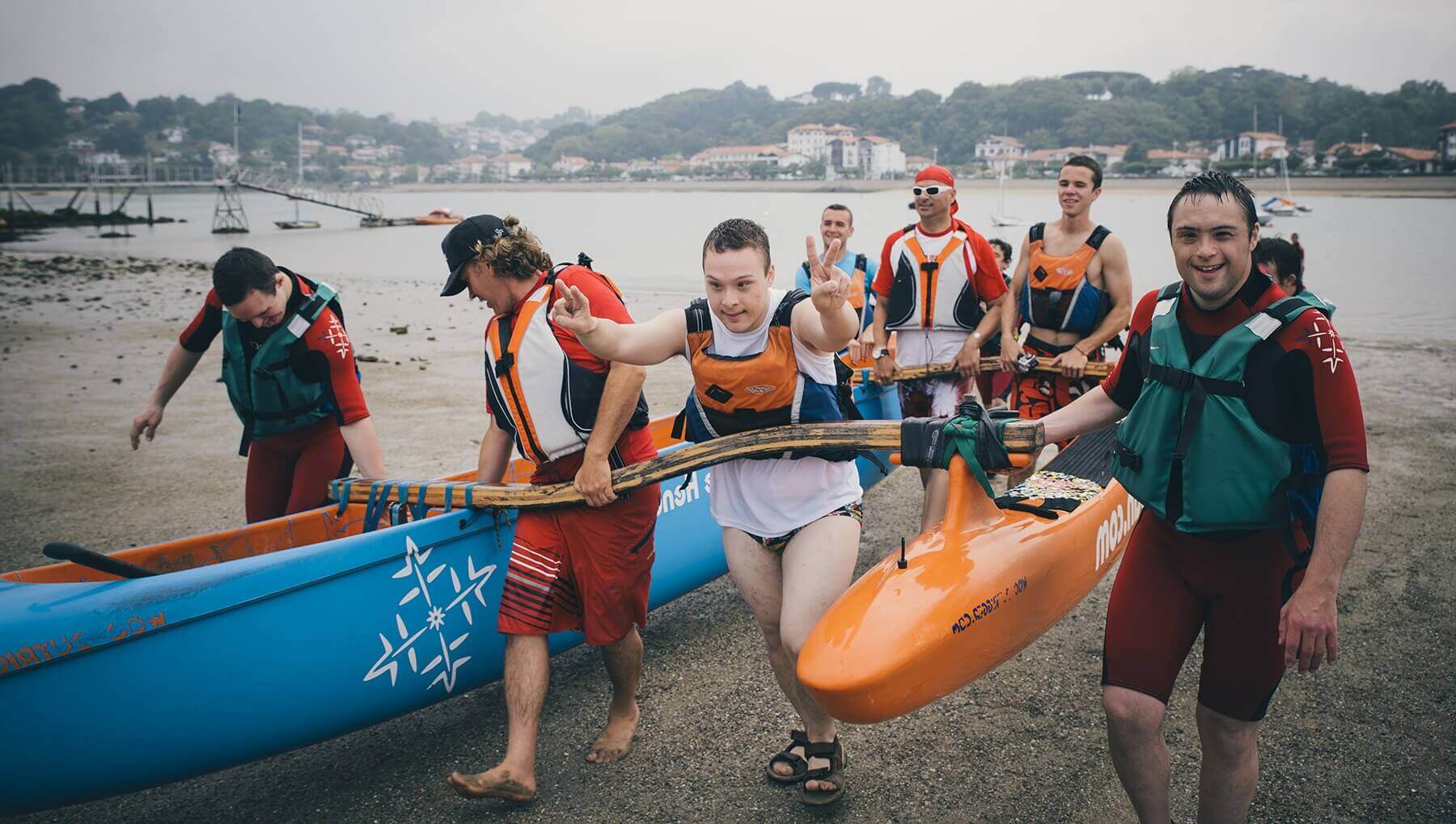 groupes de jeunes avec et sans handicap qui font du sport à la mer | Trisomie 21 Nouvelle Aquitaine