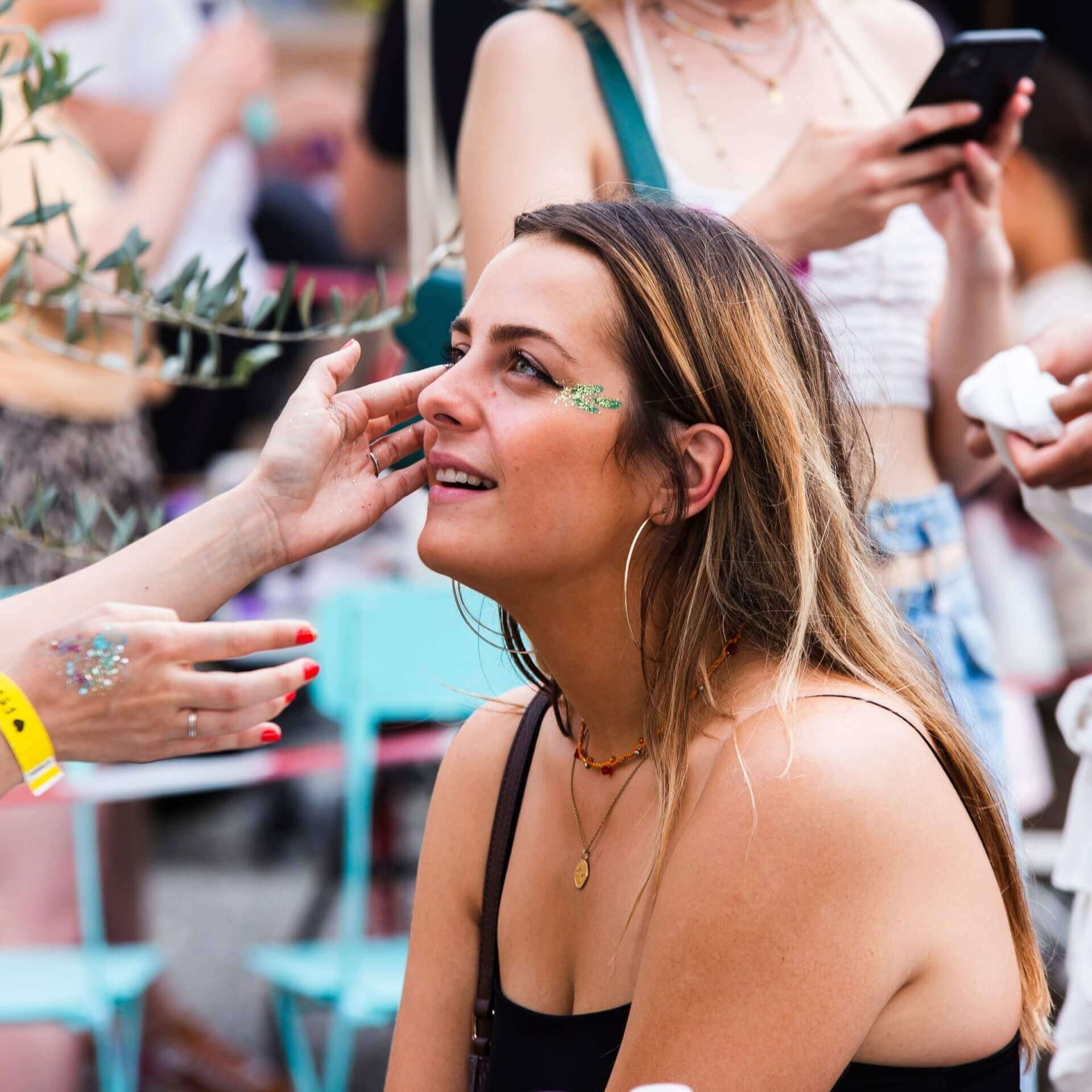 Atelier paillettes | Festival Emmaüs Solidarité