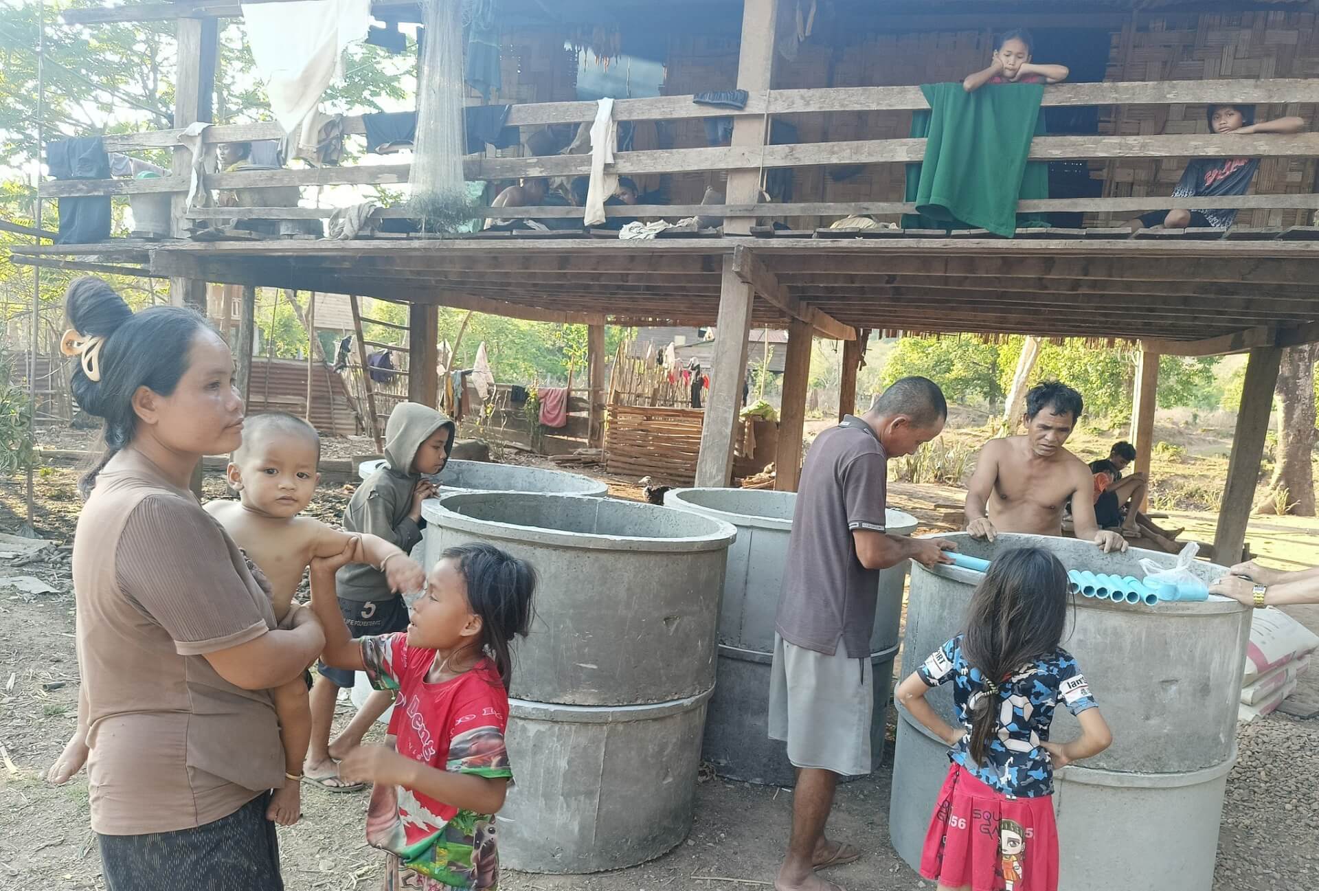 Laos- Des élevages de poissons à Vang Khon | Sourires d'Enfants