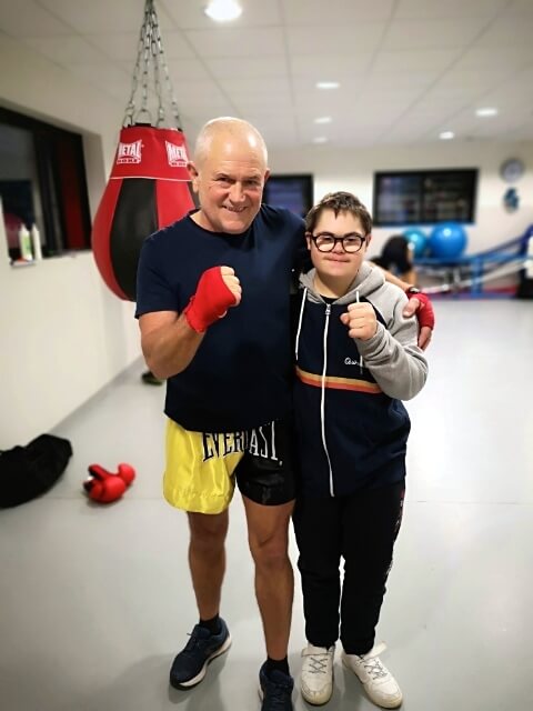 un jeune avec trisomie  fait de la boxe avec son entraineur | Trisomie 21 Nouvelle Aquitaine