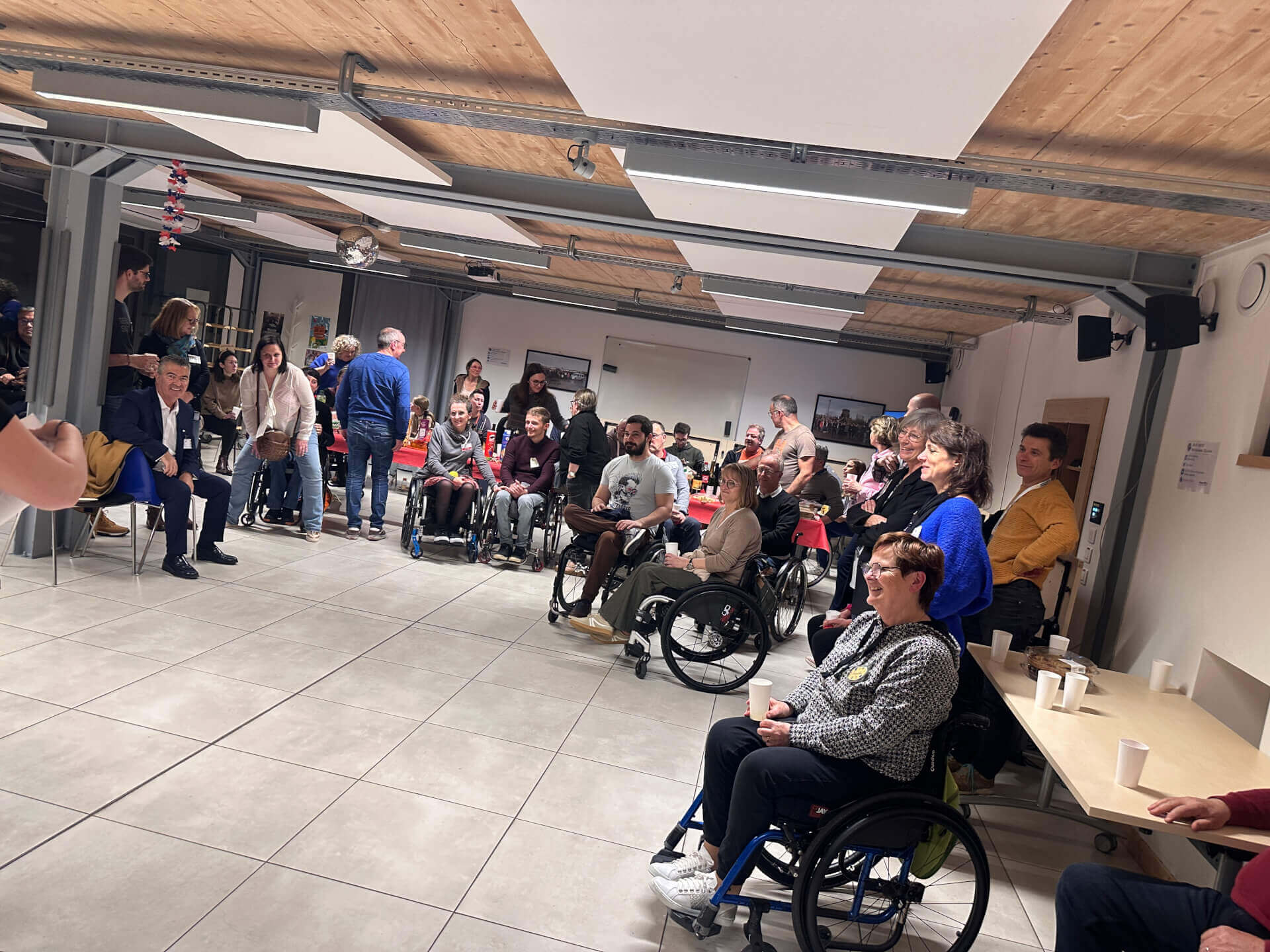 Soirée Comme Les Autres | Handiflight