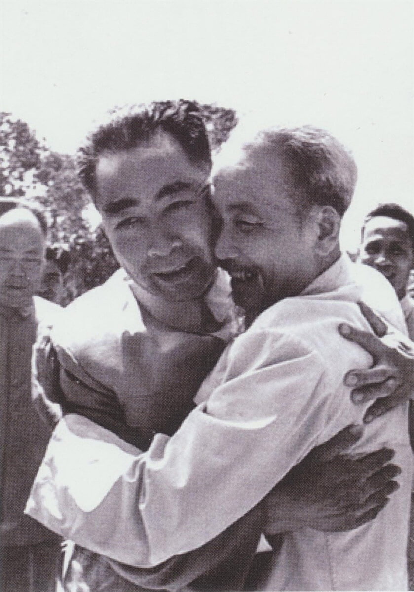 Khi hai đồng chí cộng sản ôm chặt và gườm nhau | Vietnam Fraternité