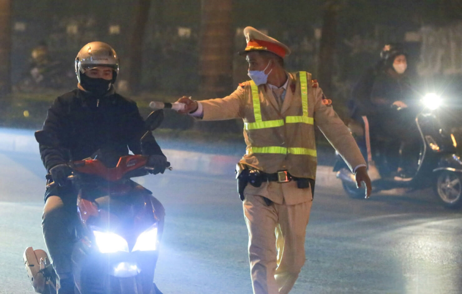 Để các chú kiếm bánh mì thịt | Vietnam Fraternité