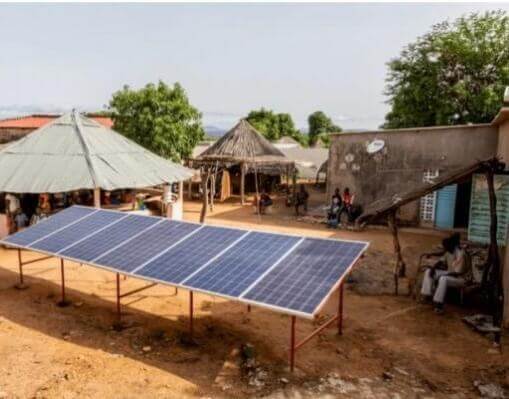 Installation de panneaux solaires communautaires pour la recharge des appareils électroniques dans les quartiers du village Matsari  par Yoko | Terre et Coeur