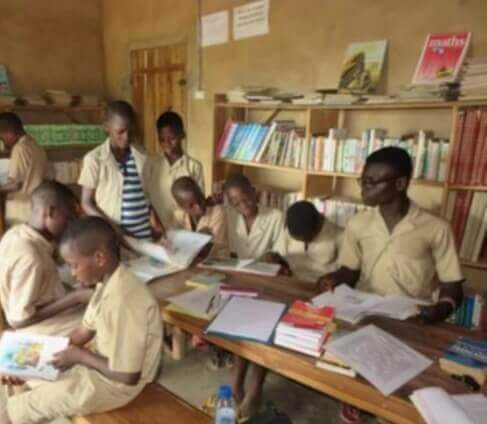 Création d’une mini bibliothèque communautaire au CETIC (Collège d’Enseignement Technique Industriel et commercial) d’Assala par Bokito | Terre et Coeur