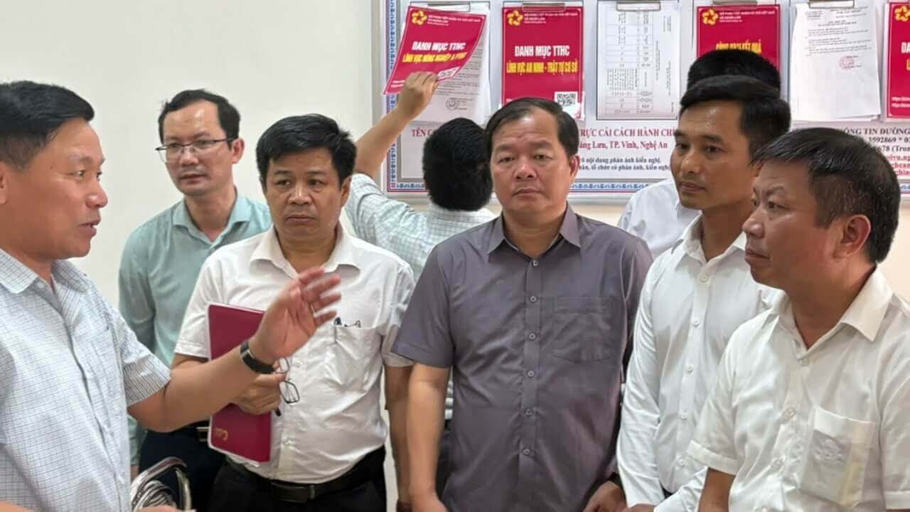 Từ ngày mồng 1 tháng 7, dân đi làm sổ đỏ, Úy ban xã mới bung toang! Vì sao nông nỗi?