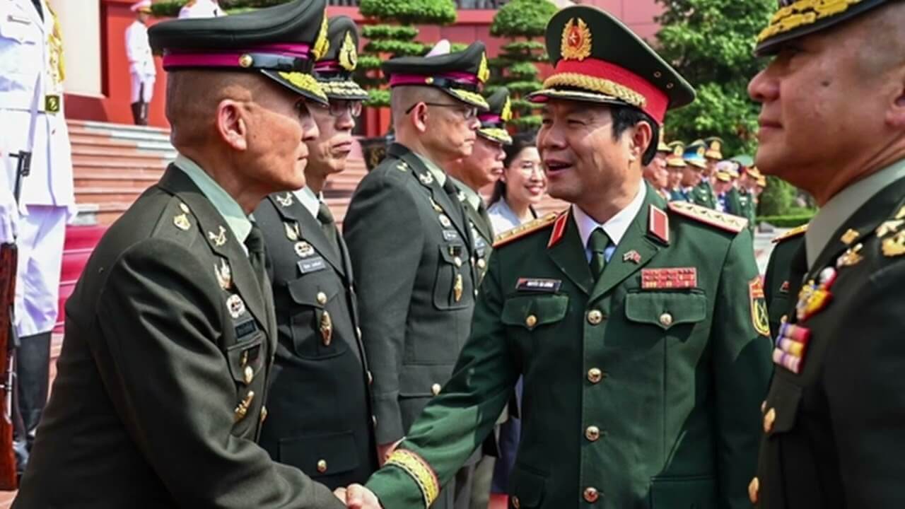 Buồn cười quá! Thái Lan buồn vì không được VN mời duyệt binh, còn Nga, Tàu lại chán!