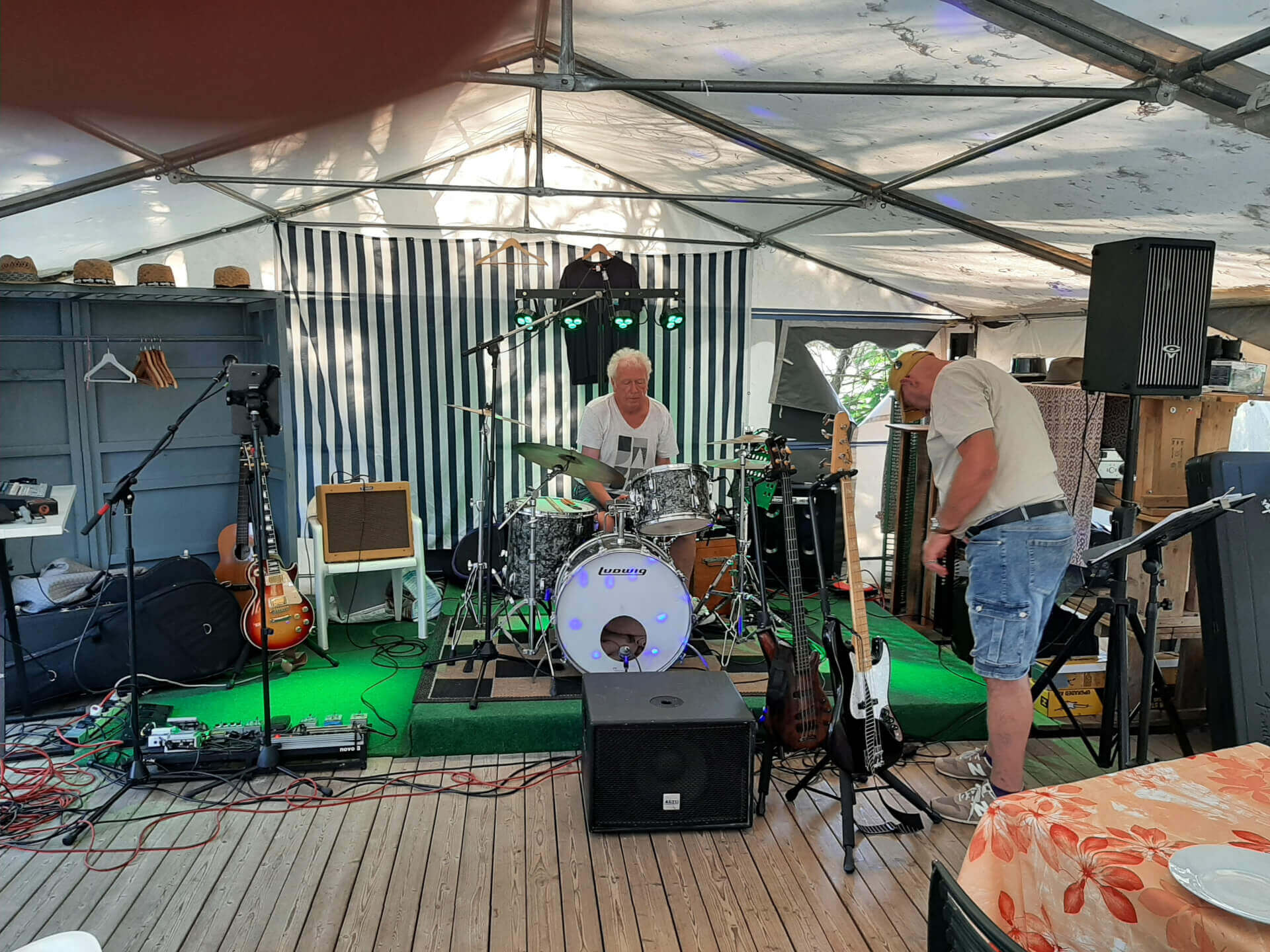 photo concert lesL66 montage du matériel | Roots Vendée Blues