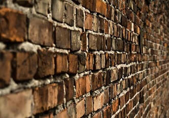 Behind the wall | Babelmed