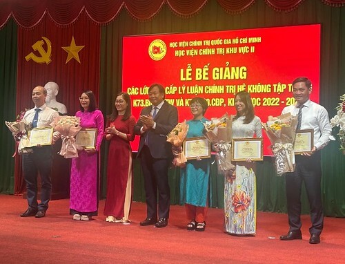 "Cán bộ nguồn" phải luôn là đảng viên có bằng cao cấp chính trị ? | Vietnam Fraternité