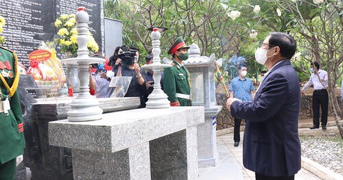 Dâng hương tưởng niệm các chiến sĩ Gạc Ma | Vietnam Fraternité