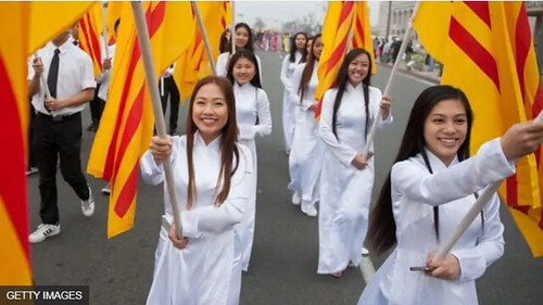 Đằng sau cuộc phong sát nghệ sĩ dính tới cờ vàng là gì ? | Vietnam Fraternité