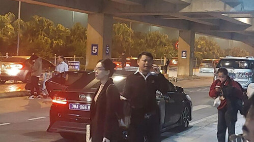 Rồng tỉnh lẻ vô tư dùng xe còi hụ vào phi trường đón con | Vietnam Fraternité