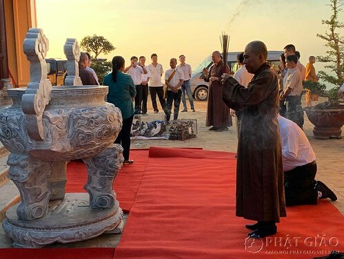 Làm từ thiện bằng đồng tiền bẩn có đáng tôn vinh ? | Vietnam Fraternité