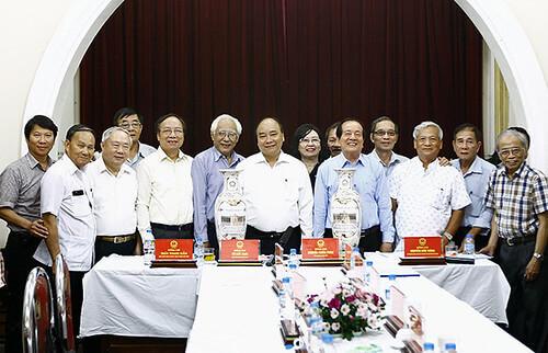 Văn nghệ sĩ làm khổ lãnh tụ | Vietnam Fraternité