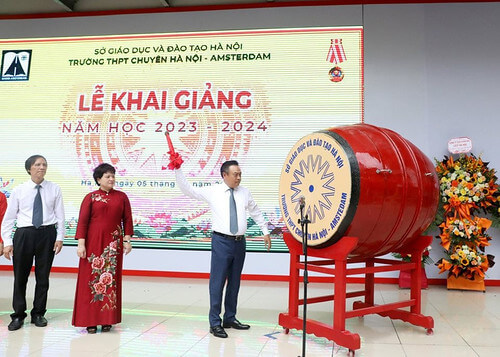 "Huông" lãnh đạo khai trống năm học mới ? | Vietnam Fraternité